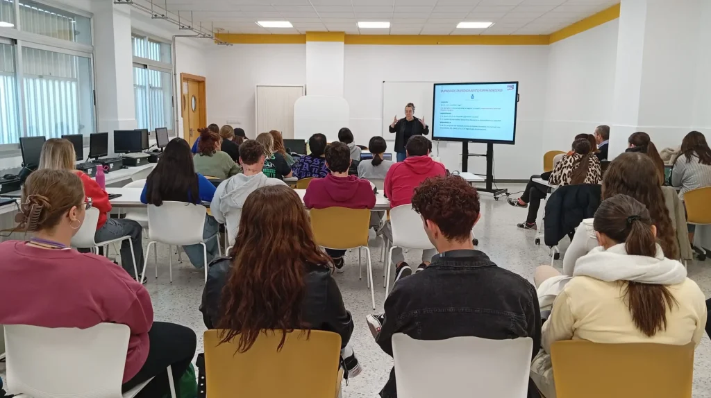 Sesión formativa sobre rutas feministas en Granada con público joven