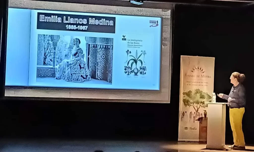 Presentación en auditorio sobre Emilia Llanos Medina, figura clave en rutas feministas en Granada