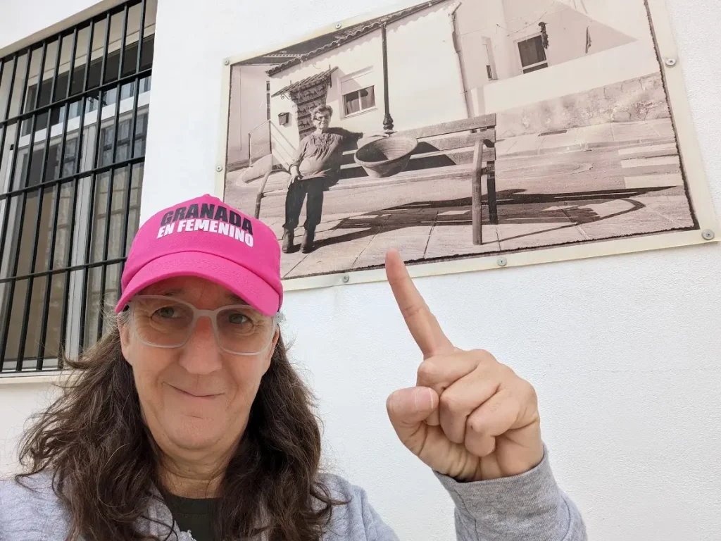Guía de Granada en Femenino señalando fotografía histórica en ruta feminista